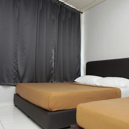 Hotel Sixty Nine Johor Bahru Esterno foto